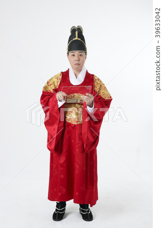 A middle-aged man who dressed a king's clothes making funny expression photo. 348 A middle-aged man who dressed a king's clothes making funny expression photo. 348 39633042