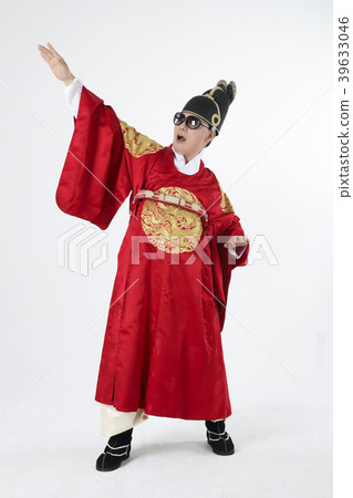A middle-aged man who dressed a king's clothes making funny expression photo. 374 A middle-aged man who dressed a king's clothes making funny expression photo. 374 39633046