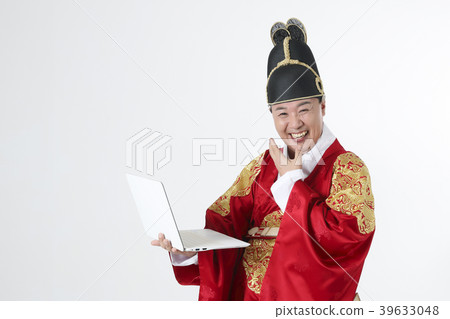 A middle-aged man who dressed a king's clothes making funny expression photo. 361 A middle-aged man who dressed a king's clothes making funny expression photo. 361 39633048