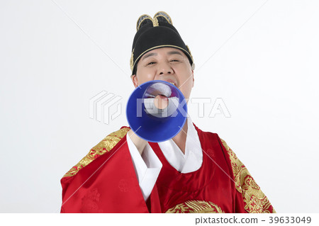 A middle-aged man who dressed a king's clothes making funny expression photo. 368 A middle-aged man who dressed a king's clothes making funny expression photo. 368 39633049