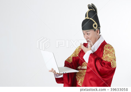 A middle-aged man who dressed a king's clothes making funny expression photo. 357 A middle-aged man who dressed a king's clothes making funny expression photo. 357 39633058