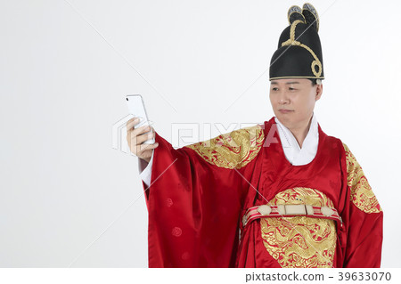 A middle-aged man who dressed a king's clothes making funny expression photo. 344 A middle-aged man who dressed a king's clothes making funny expression photo. 344 39633070