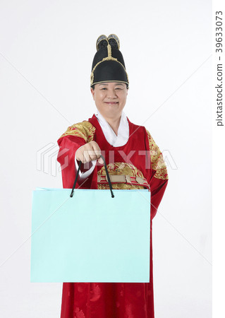 A middle-aged man who dressed a king's clothes making funny expression photo. 334 A middle-aged man who dressed a king's clothes making funny expression photo. 334 39633073