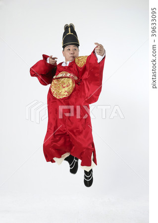 A middle-aged man who dressed a king's clothes making funny expression photo. 303 A middle-aged man who dressed a king's clothes making funny expression photo. 303 39633095