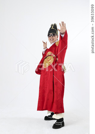 A middle-aged man who dressed a king's clothes making funny expression photo. 384 A middle-aged man who dressed a king's clothes making funny expression photo. 384 39633099