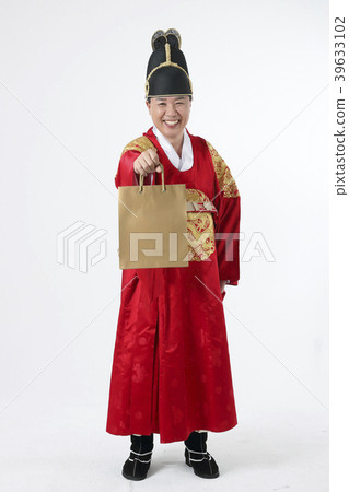 A middle-aged man who dressed a king's clothes making funny expression photo. 333 A middle-aged man who dressed a king's clothes making funny expression photo. 333 39633102