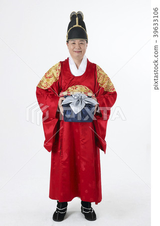 A middle-aged man who dressed a king's clothes making funny expression photo. 327 A middle-aged man who dressed a king's clothes making funny expression photo. 327 39633106
