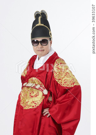 A middle-aged man who dressed a king's clothes making funny expression photo. 380 A middle-aged man who dressed a king's clothes making funny expression photo. 380 39633107