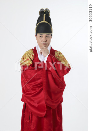 A middle-aged man who dressed a king's clothes making funny expression photo. 290 A middle-aged man who dressed a king's clothes making funny expression photo. 290 39633119
