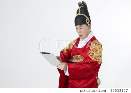 A middle-aged man who dressed a king's clothes making funny expression photo. 354 A middle-aged man who dressed a king's clothes making funny expression photo. 354 39633127