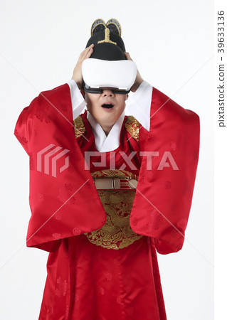 A middle-aged man who dressed a king's clothes making funny expression photo. 398 A middle-aged man who dressed a king's clothes making funny expression photo. 398 39633136