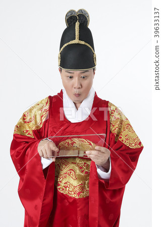 A middle-aged man who dressed a king's clothes making funny expression photo. 347 A middle-aged man who dressed a king's clothes making funny expression photo. 347 39633137
