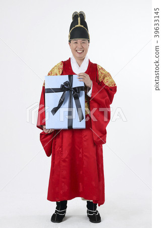 A middle-aged man who dressed a king's clothes making funny expression photo. 330 A middle-aged man who dressed a king's clothes making funny expression photo. 330 39633145