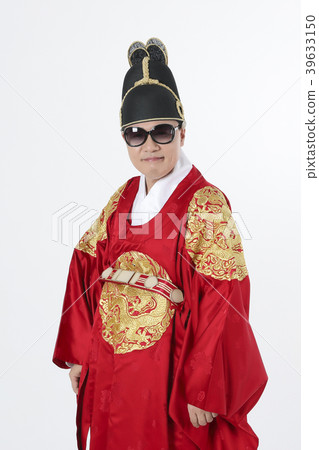 A middle-aged man who dressed a king's clothes making funny expression photo. 376 A middle-aged man who dressed a king's clothes making funny expression photo. 376 39633150