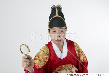 A middle-aged man who dressed a king's clothes making funny expression photo. 322 A middle-aged man who dressed a king's clothes making funny expression photo. 322 39633152