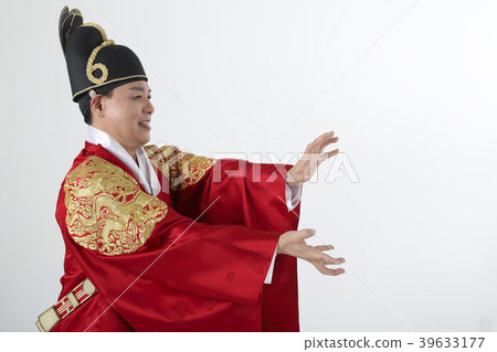 A middle-aged man who dressed a king's clothes making funny expression photo. 310 A middle-aged man who dressed a king's clothes making funny expression photo. 310 39633177