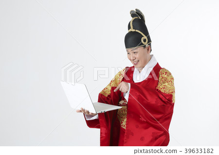 A middle-aged man who dressed a king's clothes making funny expression photo. 360 A middle-aged man who dressed a king's clothes making funny expression photo. 360 39633182