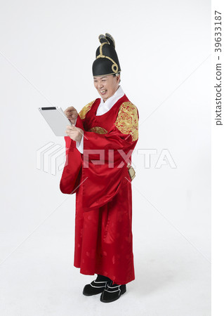 A middle-aged man who dressed a king's clothes making funny expression photo. 356 A middle-aged man who dressed a king's clothes making funny expression photo. 356 39633187