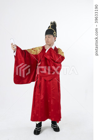 A middle-aged man who dressed a king's clothes making funny expression photo. 343 A middle-aged man who dressed a king's clothes making funny expression photo. 343 39633190