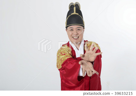 A middle-aged man who dressed a king's clothes making funny expression photo. 314 A middle-aged man who dressed a king's clothes making funny expression photo. 314 39633215