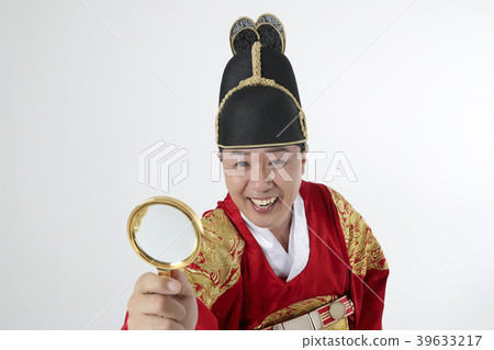 A middle-aged man who dressed a king's clothes making funny expression photo. 318 A middle-aged man who dressed a king's clothes making funny expression photo. 318 39633217