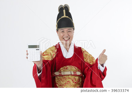 A middle-aged man who dressed a king's clothes making funny expression photo. 366 A middle-aged man who dressed a king's clothes making funny expression photo. 366 39633374
