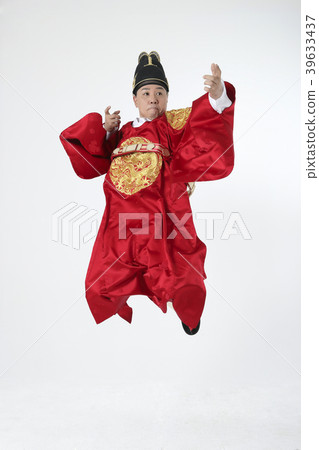 A middle-aged man who dressed a king's clothes making funny expression photo. 304 A middle-aged man who dressed a king's clothes making funny expression photo. 304 39633437