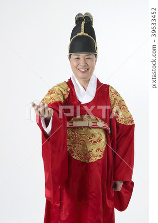 A middle-aged man who dressed a king's clothes making funny expression photo. 294 A middle-aged man who dressed a king's clothes making funny expression photo. 294 39633452