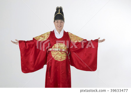 A middle-aged man who dressed a king's clothes making funny expression photo. 285 A middle-aged man who dressed a king's clothes making funny expression photo. 285 39633477