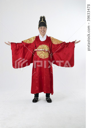 A middle-aged man who dressed a king's clothes making funny expression photo. 284 A middle-aged man who dressed a king's clothes making funny expression photo. 284 39633478