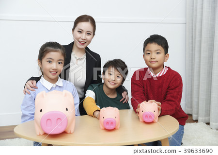 Children Cheerful Studying Education knowledge Concept. Children are learning a group study, VR, Science, practical education and schooling. 200 39633690