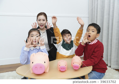 Children Cheerful Studying Education knowledge Concept. Children are learning a group study, VR, Science, practical education and schooling. 197 39633702