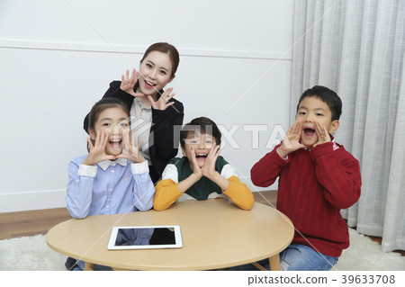 Children Cheerful Studying Education knowledge Concept. Children are learning a group study, VR, Science, practical education and schooling. 196 39633708