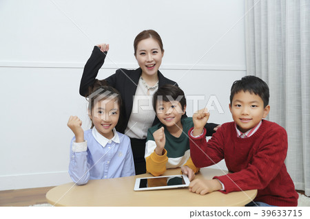 Children Cheerful Studying Education knowledge Concept. Children are learning a group study, VR, Science, practical education and schooling. 193 39633715