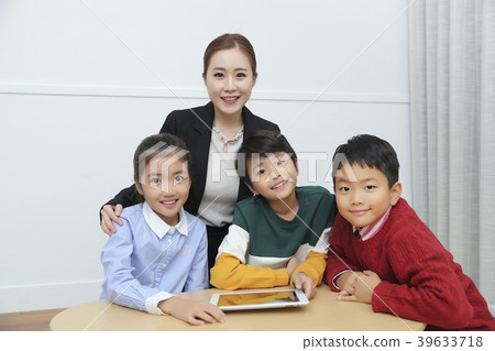 Children Cheerful Studying Education knowledge Concept. Children are learning a group study, VR, Science, practical education and schooling. 192 39633718