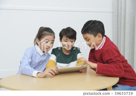 Children Cheerful Studying Education knowledge Concept. Children are learning a group study, VR, Science, practical education and schooling. 188 39633719