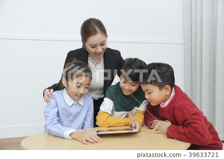 Children Cheerful Studying Education knowledge Concept. Children are learning a group study, VR, Science, practical education and schooling. 191 Children Cheerful Studying Education knowledge Concept. Children are learning a group study, VR, Science, practical education and schooling. 191 39633721