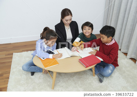 Children Cheerful Studying Education knowledge Concept. Children are learning a group study, VR, Science, practical education and schooling. 185 39633722