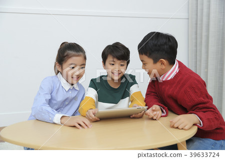 Children Cheerful Studying Education knowledge Concept. Children are learning a group study, VR, Science, practical education and schooling. 189 Children Cheerful Studying Education knowledge Concept. Children are learning a group study, VR, Science, practical education and schooling. 189 39633724