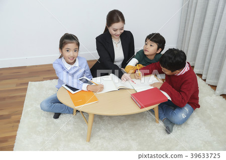 Children Cheerful Studying Education knowledge Concept. Children are learning a group study, VR, Science, practical education and schooling. 184 39633725