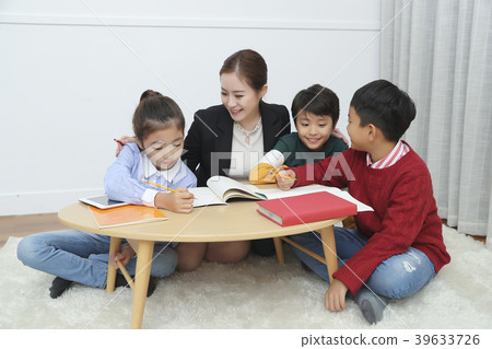 Children Cheerful Studying Education knowledge Concept. Children are learning a group study, VR, Science, practical education and schooling. 186 39633726
