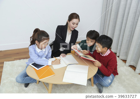 Children Cheerful Studying Education knowledge Concept. Children are learning a group study, VR, Science, practical education and schooling. 182 39633727