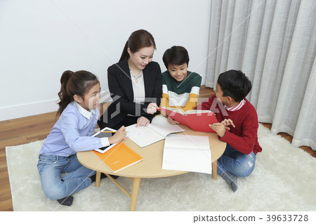 Children Cheerful Studying Education knowledge Concept. Children are learning a group study, VR, Science, practical education and schooling. 181 39633728