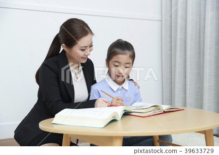 Children Cheerful Studying Education knowledge Concept. Children are learning a group study, VR, Science, practical education and schooling. 176 39633729