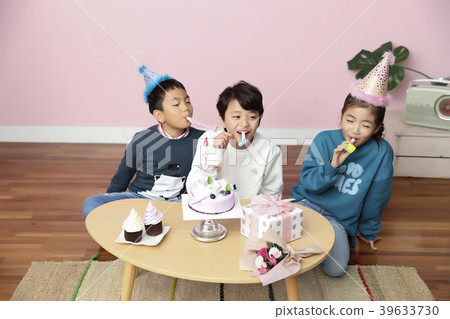 Children Cheerful Studying Education knowledge Concept. Children are learning a group study, VR, Science, practical education and schooling. 167 39633730