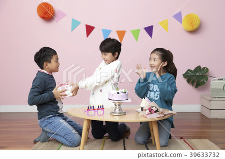 Children Cheerful Studying Education knowledge Concept. Children are learning a group study, VR, Science, practical education and schooling. 172 39633732