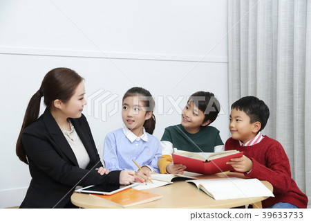 Children Cheerful Studying Education knowledge Concept. Children are learning a group study, VR, Science, practical education and schooling. 179 39633733