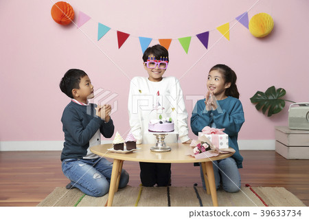 Children Cheerful Studying Education knowledge Concept. Children are learning a group study, VR, Science, practical education and schooling. 170 39633734