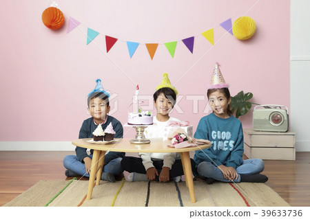 Children Cheerful Studying Education knowledge Concept. Children are learning a group study, VR, Science, practical education and schooling. 163 Children Cheerful Studying Education knowledge Concept. Children are learning a group study, VR, Science, practical education and schooling. 163 39633736