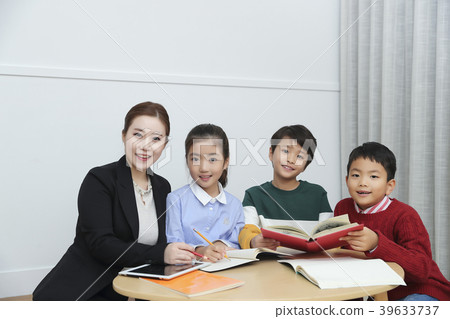 Children Cheerful Studying Education knowledge Concept. Children are learning a group study, VR, Science, practical education and schooling. 180 39633737